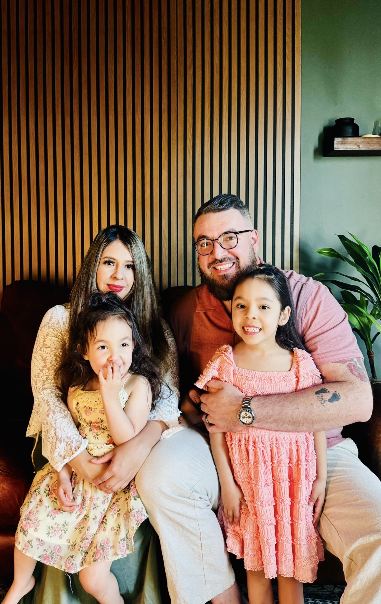 Jonathan Portillo junto a su esposa y sus hijas
