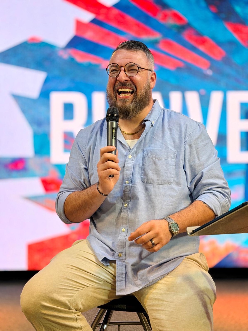 Jonathan Portillo sonriendo mientras comparte un mensaje
